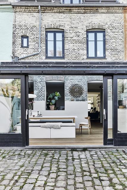 UNE MAISON CONTEMPORAINE... SENSIBLE ! UNE MAISON CONTEMPORAINE... SENSIBLE !