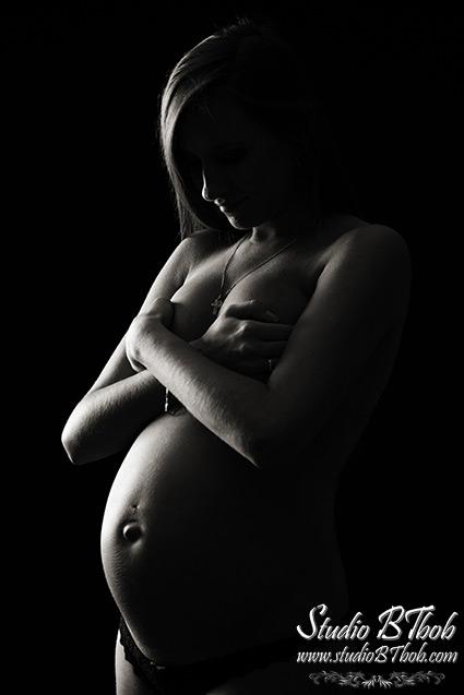 Photos de grossesse en noir et blanc