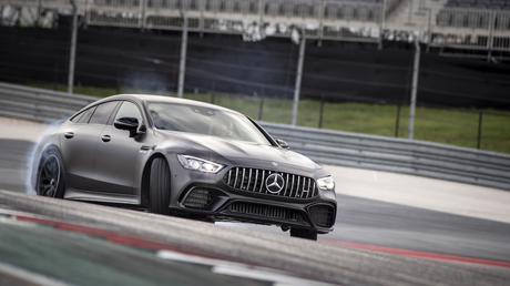 Pratiquez le sport en famille grâce à la Mercedes-AMG GT Coupé 4 Portes