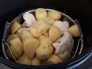 Gratin de Cabillaud, chou-fleur et pommes de terre avec ou sans Cookéo Gratin de Cabillaud, chou-fleur et pommes de terre avec ou sans Cookéo