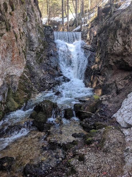 Wasserfälle und Bäche in Mittenwald - 16 Pics - Ruisseaux et cascades à Mittenwald.