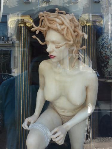 poème,mythe,spiritualité,philosophie,distance,clefs des chants, notes pour un art poétique, le pétrin de la foudre, éditions orage lagune express, christian cottet-emard, édition 1992, photo christian cottet-emard, lisbonne, blog littéraire de christian cottet-emard, portugal, promenade, voyage, carnet, , rue, photo de rue, édition, court, littérature, poésie,vitrine,lisbonne,méduse,gorgone,mythologie 