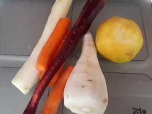 Salade de carottes, betterave jaune et panais