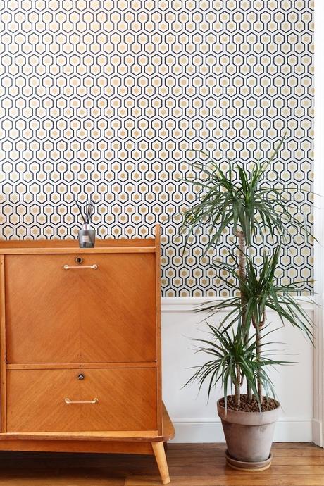 appartement chic parisien meuble bois plante verte papier peint motif - blog déco - clemaroundthecorner