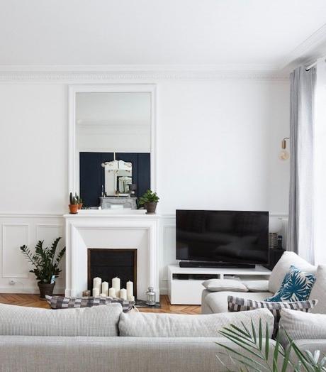 appartement chic parisien salon canape gris parquet bois cheminee television miroir mur blanc - blog deco - clemaroundthecorner