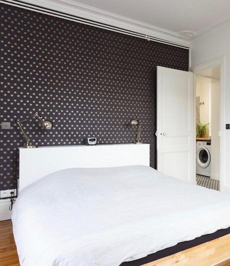 appartement chic parisien chambre lit draps blancs papier peint motif parquet bois - blog déco - clemaroundthecorner