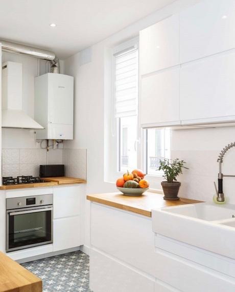 appartement chic parisien cuisine meuble blanc carrelage motif plan de travail bois - blog déco - clemaroundthecorner