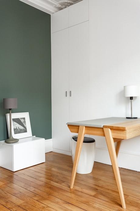 appartement chic parisien bureau parquet bois mur vert chaise lampe - blog déco - clemaroundthecorner