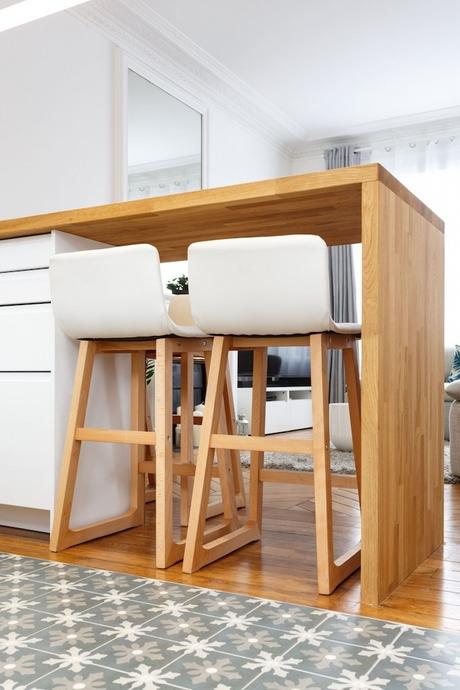 appartement chic parisien cuisine plan de travail bois chaise haute carreaux de ciments - blog deco - clemaroundthecorner