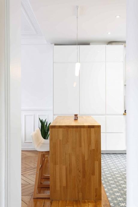 appartement chic parisien cuisine bar bois chaise haute parquet bois carreaux carrelage motif meuble rangement blanc - blog déco - clemaroundthecorner