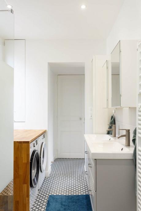 appartement chic parisien salle de bain meuble gris machine à laver revêtement bois - blog déco - clemaroundthecorner