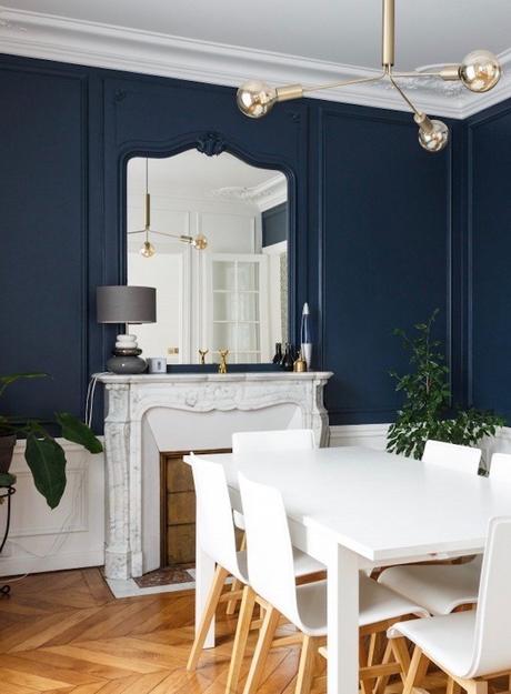 appartement chic parisien salle à manger parquet bois table blanche chaise sous-bassement blanc cheminée miroir plante verte - blog déco - clemaroundthecorner