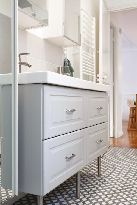 appartement chic parisien salle de bain meuble gris carrelage motif - blog déco - clemaroundthecorner