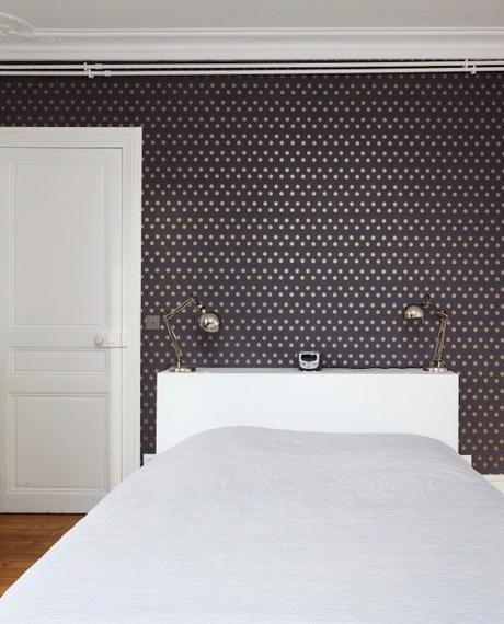 appartement chic parisien chambre parquet bois papier peint motif lit draps blancs porte blanche tête de lit - blog déco - clemaroundthecorner