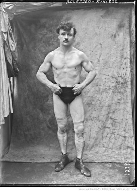 La lutte pour les nuls C'est simple : un lutteur sans moustache ce n'est pas vraiment un lutteur ! Images gallica.bnf.fr