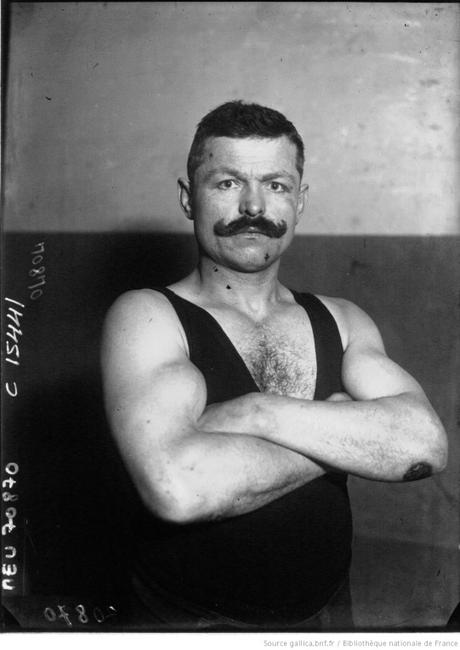 La lutte pour les nuls C'est simple : un lutteur sans moustache ce n'est pas vraiment un lutteur ! Images gallica.bnf.fr