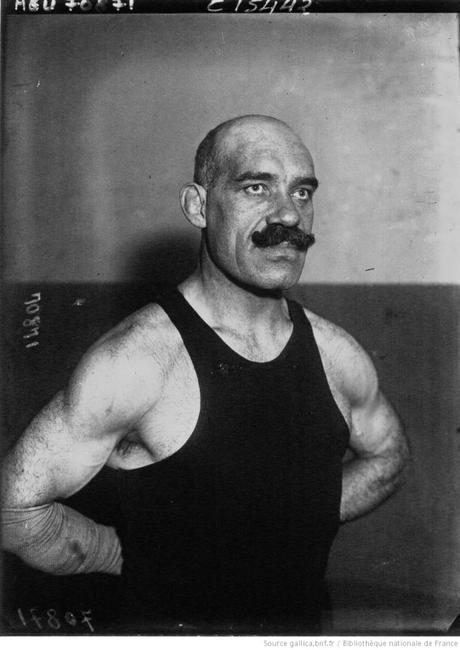 C'est simple : un lutteur sans moustache ce n'est pas vraiment un lutteur ! Images gallica.bnf.fr