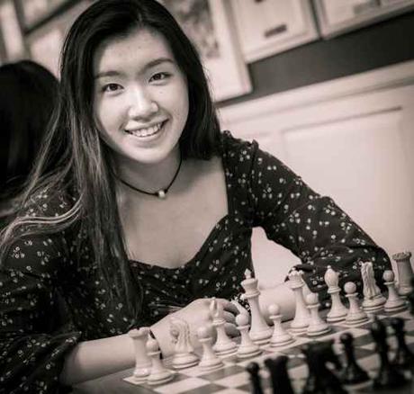 Jennifer Yu, 17 ans et 2273 Elo FIDE, affiche un score parfait de 4 points après les 4 premières rondes du championnat National américain d'échecs, une bonne raison de sourire - Photo © le site officiel 