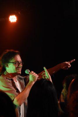 Keith Kouna et les au revoir humides au Shérif Keith Kouna et les au revoir humides au Shérif