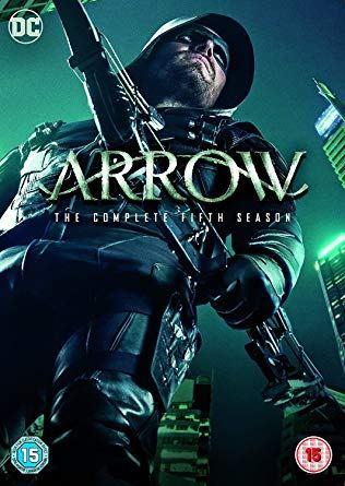 Arrow (Saison 5), l’Archet Vert s’est noyé il y a deux saisons et arrive tout juste à remettre le nez à la surface dans cette nouvelle livraison…