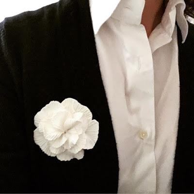 Du nouveau dans la boutique en ligne : une fleur blanche comme un camélia - La Fille du Consul / Delphine R2M