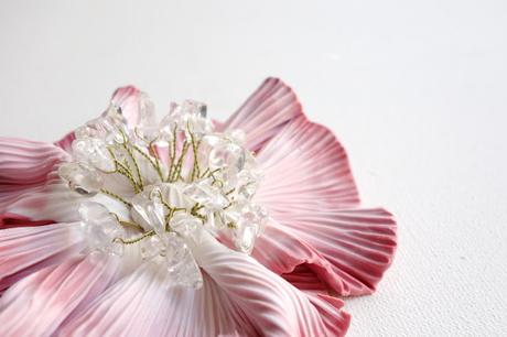 Du nouveau dans la boutique en ligne :Gros plan sur une Broche fleur rose - La Fille du Consul - Delphine R2M