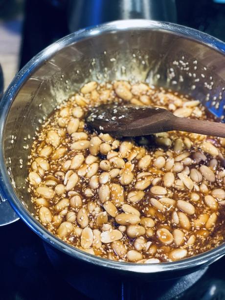 “Gato pistasse” : Nougatine aux cacahuètes et au sésame, une sucrerie sino-mauricienne très facile à faire !