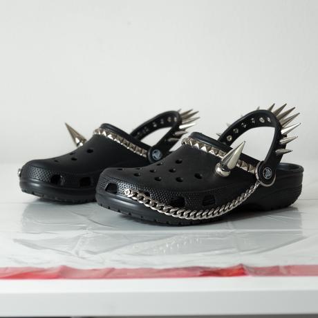 Des Crocs version punk