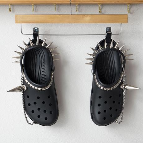 Des Crocs version punk