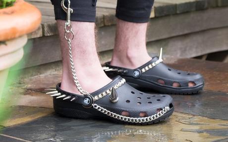 Des Crocs version punk