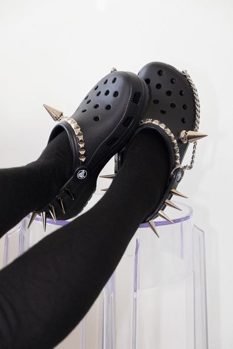 Des Crocs version punk