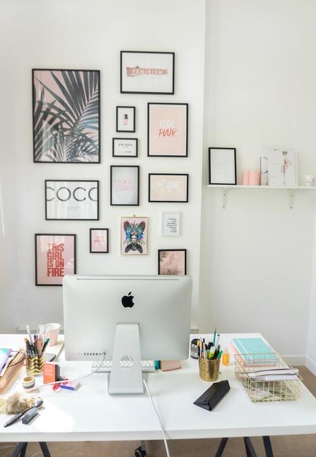 mur de cadres bureau rose blanc couleurs douces - blog déco - clem around the corner