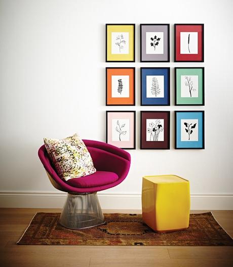 mur de cadres salon élégant coloré fauteuil rond - blog déco - clem around the corner
