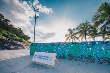 Un mur géant de déchets plastiques sur une plage de Rio