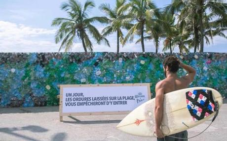 Un mur géant de déchets plastiques sur une plage de Rio