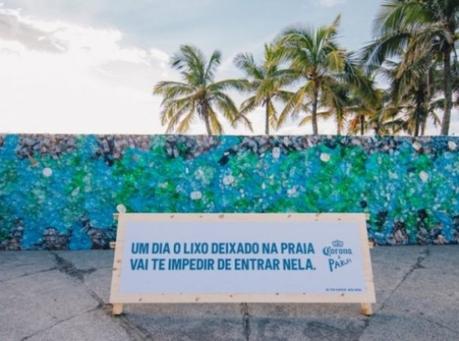 Un mur géant de déchets plastiques sur une plage de Rio