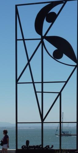 entre les lignes,court,poésie,art poétique,note de poème,littérature,carnet,photo,voyage,promenade,notes pour un art poétique,bleu,sculpture,blog littéraire de christian cottet-emard,balade,flâner,lisbonne,portugal,europe,quai,tage,soleil,été,le pétrin de la foudre,éditions orage lagune express,photographie,rêverie,moment à poème