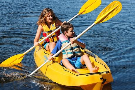 Canoé kayak en famille : pourquoi l’essayer durant les vacances ?