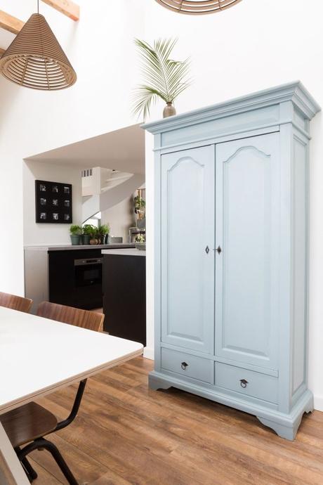 customiser meuble vintage bois bleu pastel astuce étudiante diy - blog déco - clem around the corner