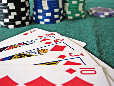 How can online gambling site function?