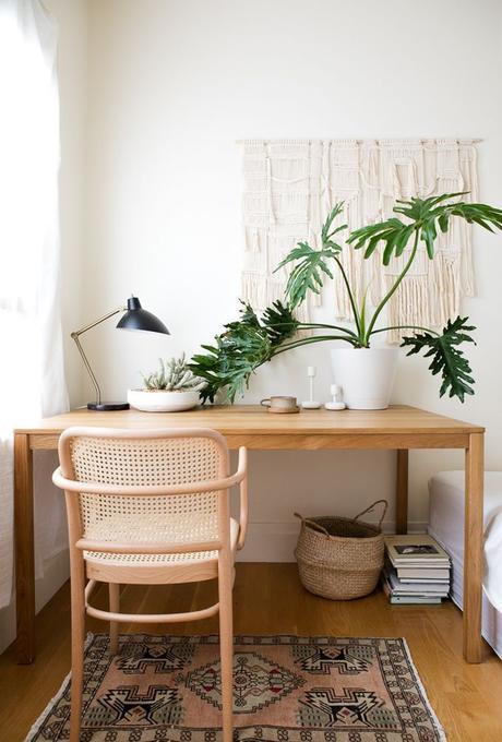 petit appartement minimaliste bureau bois plante boho chambre blog déco clem around the corner