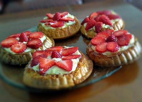 Tartelettes aux fraises à la crème au chocolat blanc