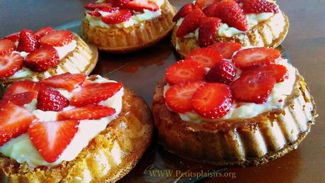 Tartelettes aux fraises à la crème au chocolat blanc