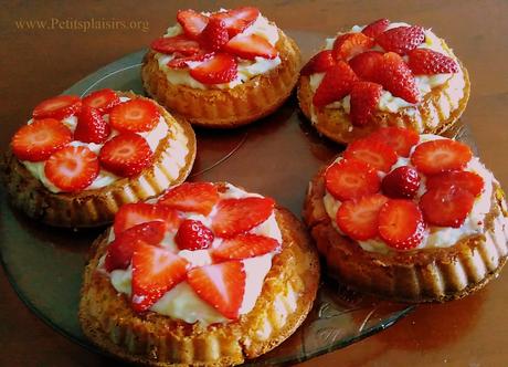 Tartelettes aux fraises à la crème au chocolat blanc