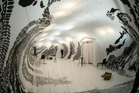 Black & Light: Une installation immersive entièrement illustrée à la main