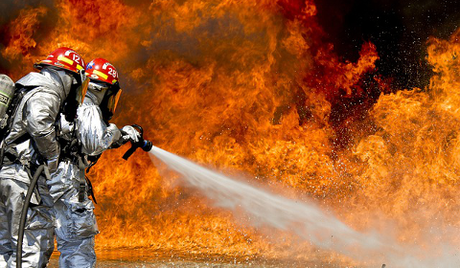 Pompiers luttant contre un incendie