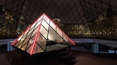 Airbnb installe une chambre dans la pyramide du Louvre