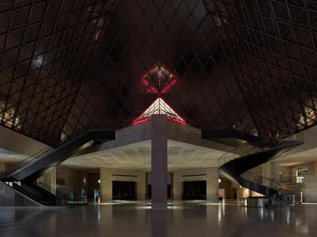 Airbnb installe une chambre dans la pyramide du Louvre