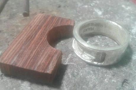 vue du morceau de bois précieux avec l'anneau en argent pour faire la bague