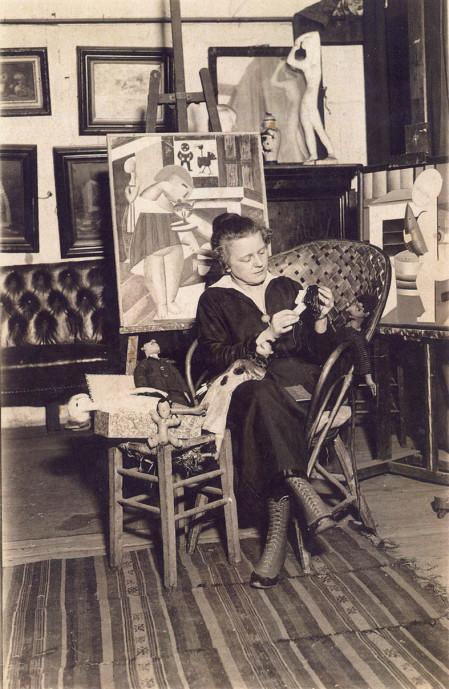 Marie Vassilieff, en 1922, dans son atelier du 21 av. du Maine (Montparnasse)
